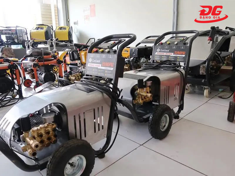 Máy xịt rửa xe cao áp Lutian 3200PSI có áp lực xịt lên đến 220 bar