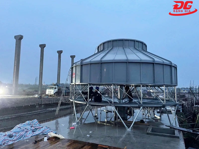 Tháp giải nhiệt công nghiệp dùng để hạ nhiệt máy móc trong nhà xưởng
