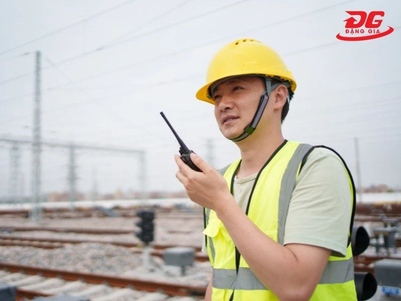 Sử dụng micro bộ đàm cần nói rõ ràng, ngắn gọn