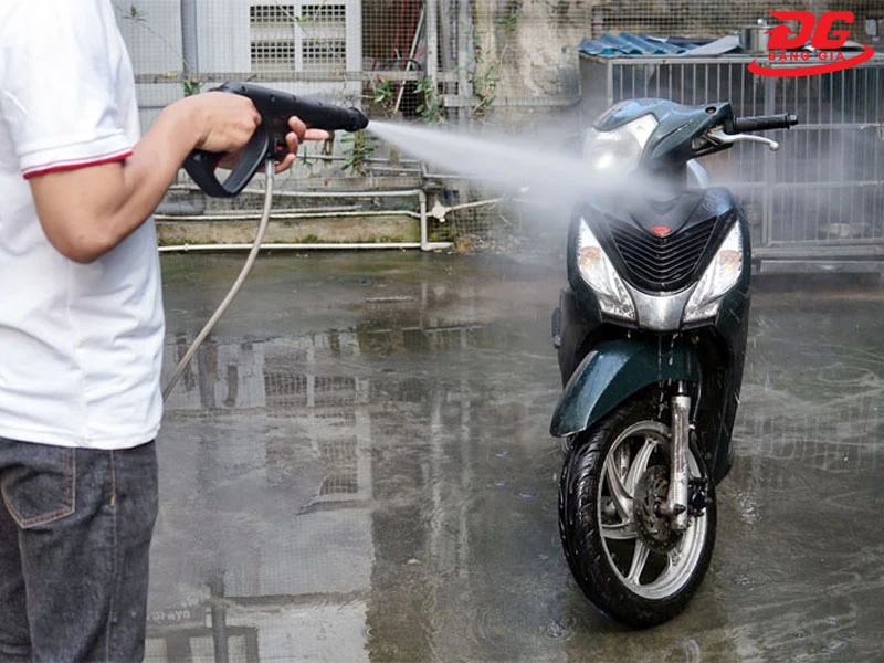 Máy rửa xe 2500W xịt rửa nhiều công dụng