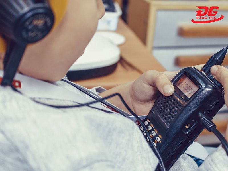 Điều chỉnh âm lượng máy bộ đàm