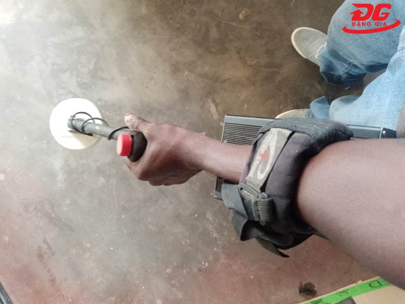 Dùng máy dò vàng để tìm nhẫn vàng bị mất