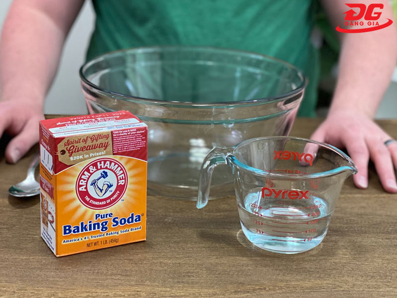 Kết hợp baking soda và nước để sàn nhà sạch hơn