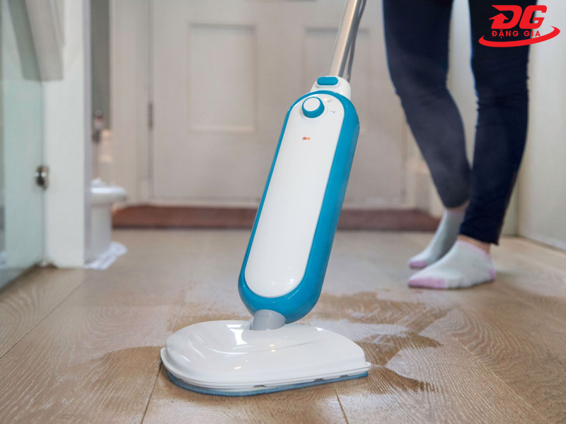 Lau nhà bằng nước ấm cho sàn sáng bóng, hết rít chân