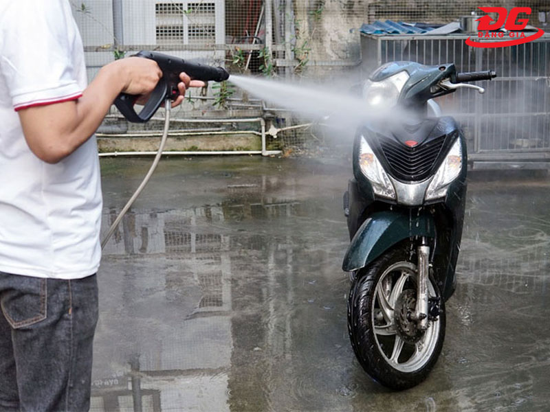 Máy rửa xe 2500W xịt rửa nhiều công dụng