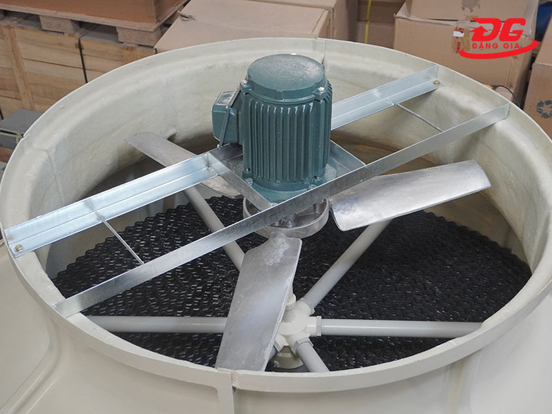 Cánh quạt và động cơ của tháp