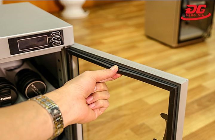 Gioăng cao su ở cửa tủ chống ẩm bị hỏng