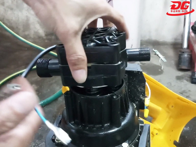 Lắp lại đầu bơm mới vào đúng vị trí