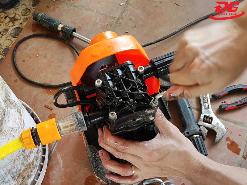 Siết chặt ốc vít khi thay đầu bơm máy rửa xe mini