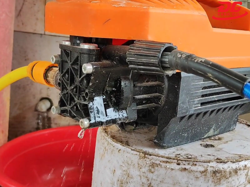 Đầu bơm máy rửa xe bị rỉ nước