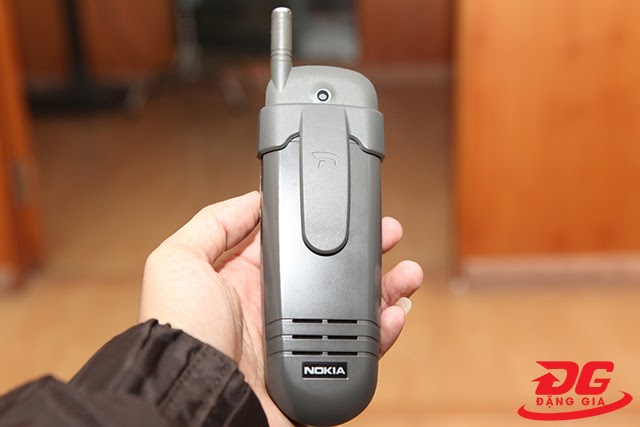 Mặt sau của điện thoại bộ đàm Nokia 6110