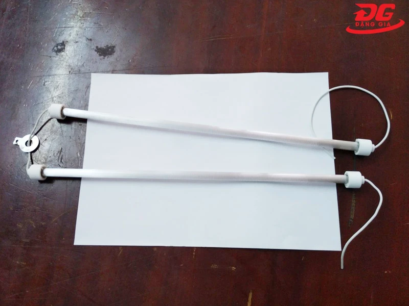 Đèn nhiệt máy ép Plastic có màu trắng, làm từ thuỷ tinh