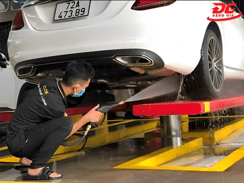 Vệ sinh gầm xe