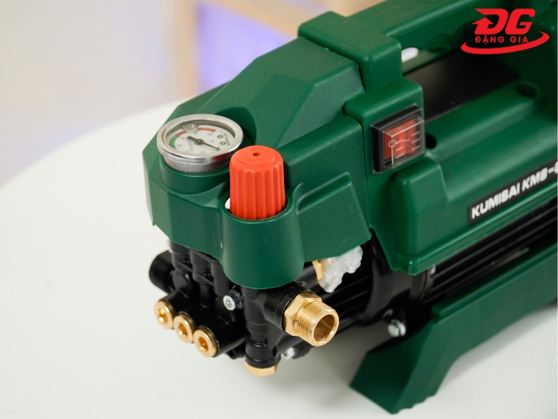 Kiểm tra núm chỉnh áp để sửa lỗi máy bơm rửa xe nước lên yếu