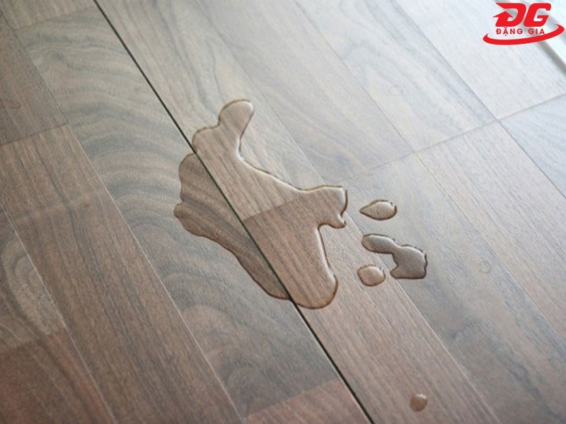 Không nên để nước đọng lại trên sàn gỗ có thể làm ảnh hưởng đến chất liệu sàn
