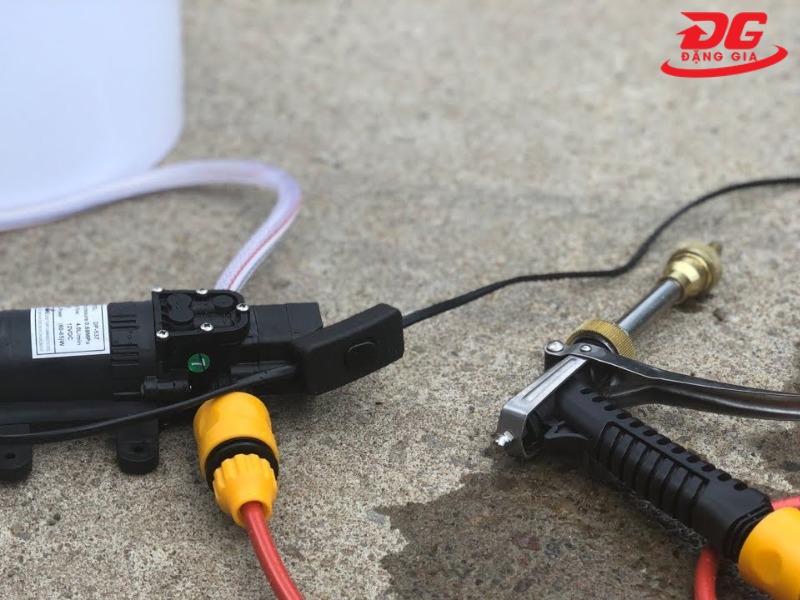 Máy bơm rửa xe không lên nước do khớp nối bị rò