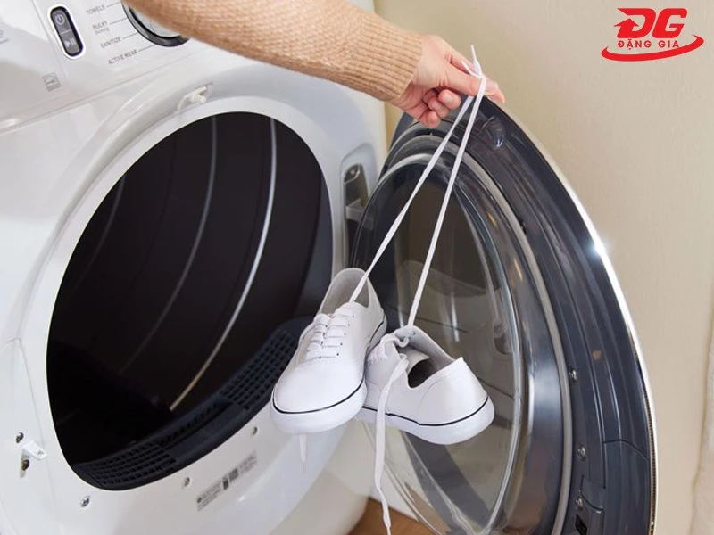 Làm khô giày dép nhanh chóng nhờ máy sấy quần áo
