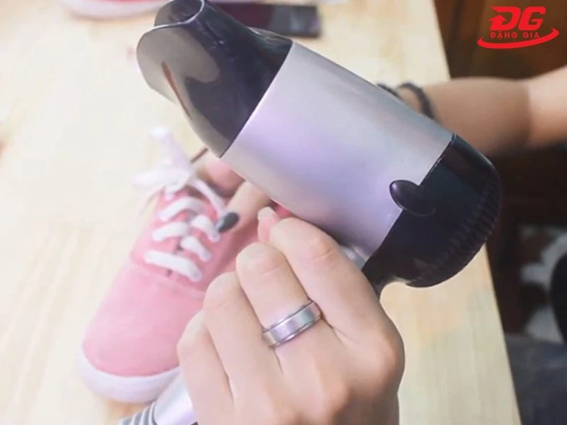 Sử dụng máy sấy tóc để làm khô giày bị ướt nhanh chóng