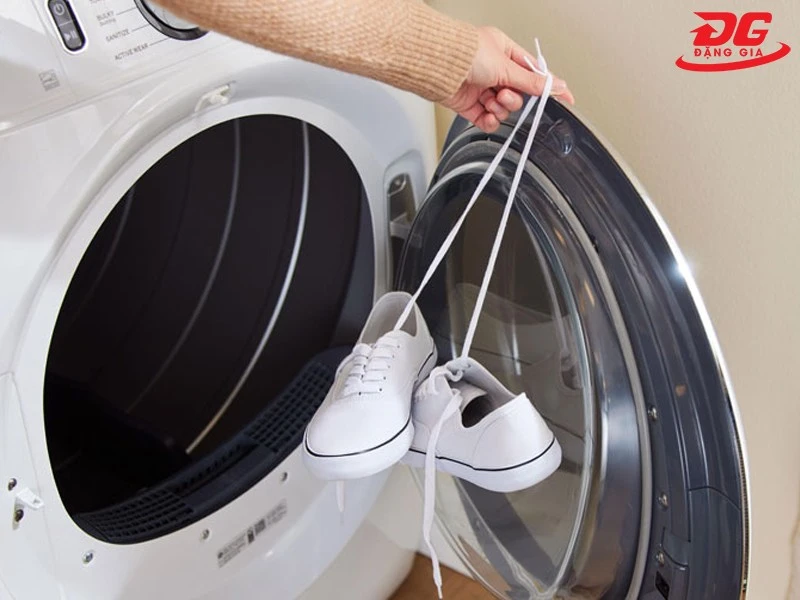 Treo giày trong máy sấy để hạn chế va đập mạnh