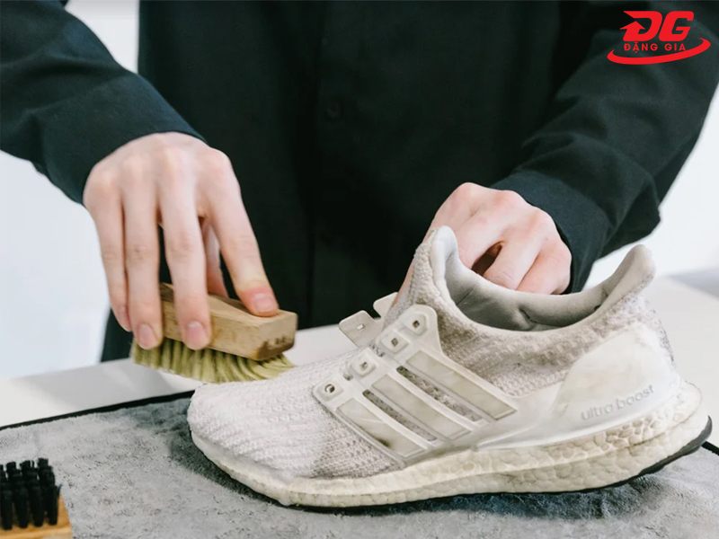 Vệ sinh giày sạch sẽ trước khi cho giày vào sấy