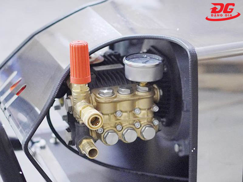 Đầu bơm cao áp là bộ phận không thể thiếu của máy rửa xe