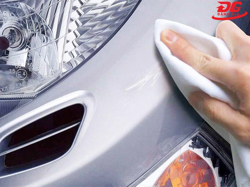Rửa xe liên tục khiến lớp sơn trên bề mặt xe dễ trầy xước