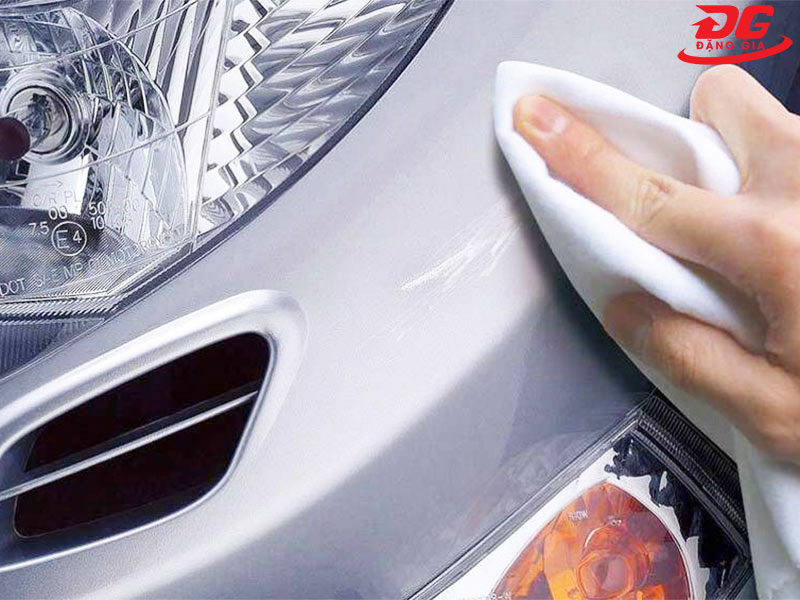 Rửa xe liên tục khiến lớp sơn trên bề mặt xe dễ trầy xước