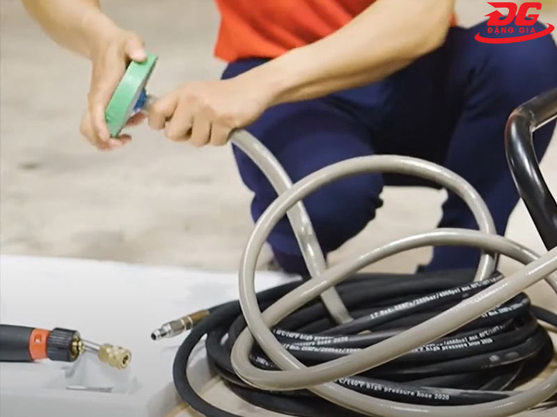 Đầu còn lại của dây cấp nước lắp bộ lọc rác