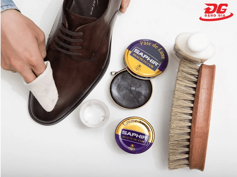 Hướng dẫn thoa xi Saphir lên giày da đúng cách