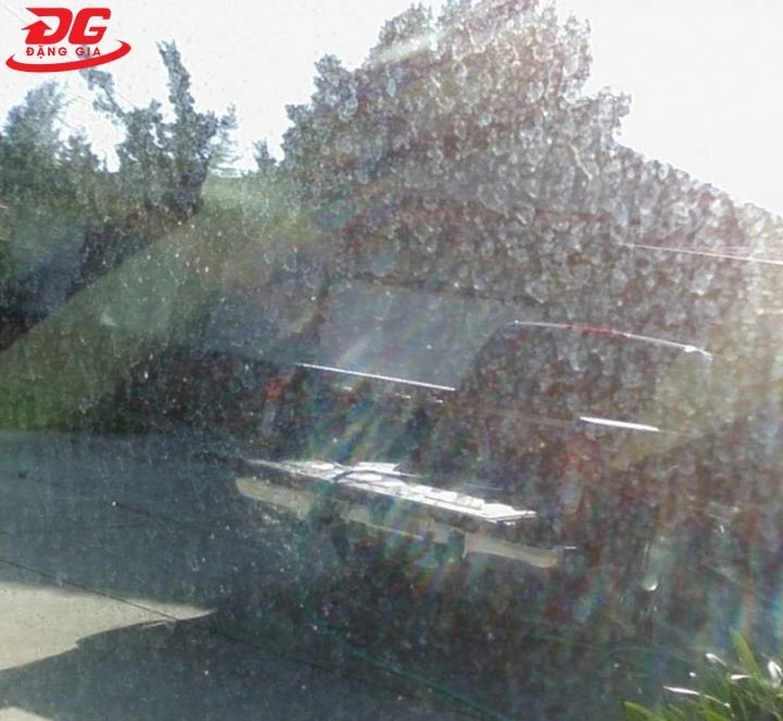 Cửa kính bị ố vàng, mờ đục gây ảnh hưởng xấu đến tính thẩm mỹ của ngôi nhà
