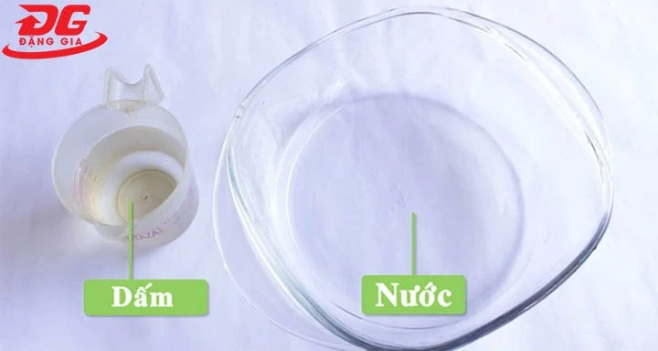 Hỗn hợp giấm và nước sẽ đánh bay mọi vết bẩn bám trên bề mặt kính
