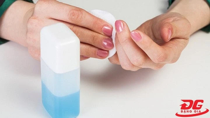 Dùng nước nước tẩy sơn móng tay (aceton) cũng là cách lau cửa kính sạch bóng