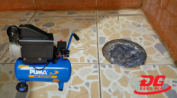 Dùng máy nén khí để thông tắc bồn cầu, cống