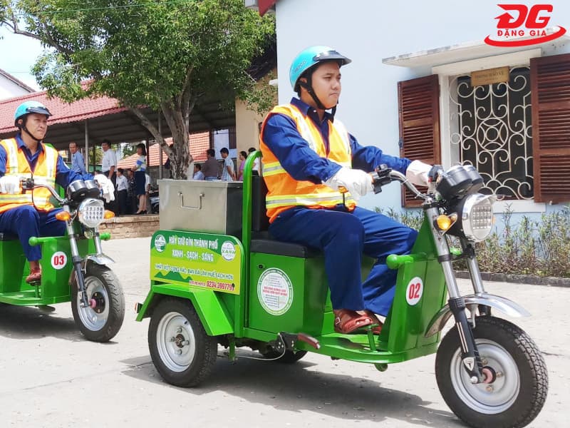 Xe máy chở rác