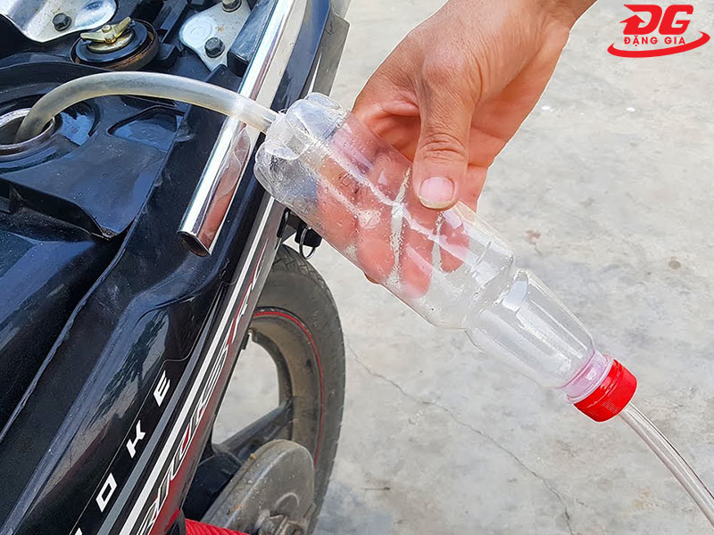 Dụng cụ hút xăng xe máy tự chế tại nhà