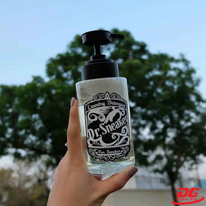dung dịch vệ sinh giày sneaker