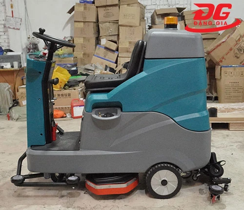 Máy chà sàn liên hợp ngồi lái Kumisai KMS 90B 3