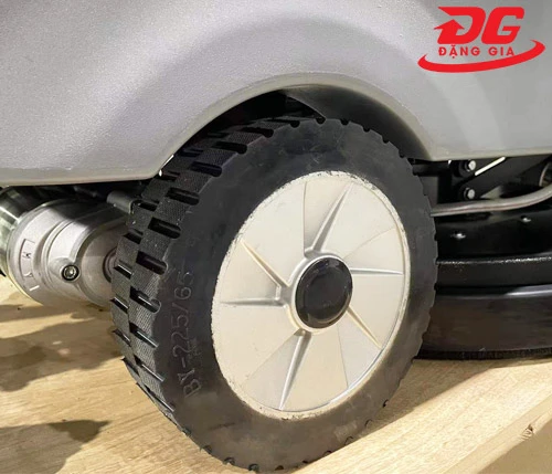 Máy chà sàn liên hợp ngồi lái Kumisai KMS 60B 4