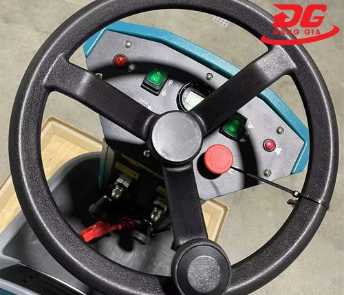 Máy chà sàn liên hợp ngồi lái Kumisai KMS 60B 2