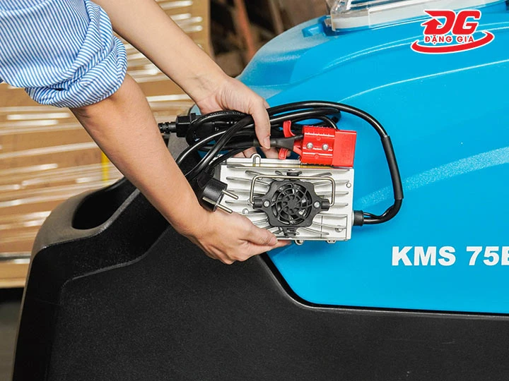 kiểm tra dây điện của máy chà sàn