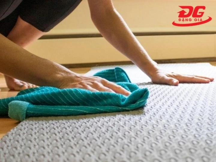 Nên làm sạch thảm yoga trước và sau mỗi buổi tập