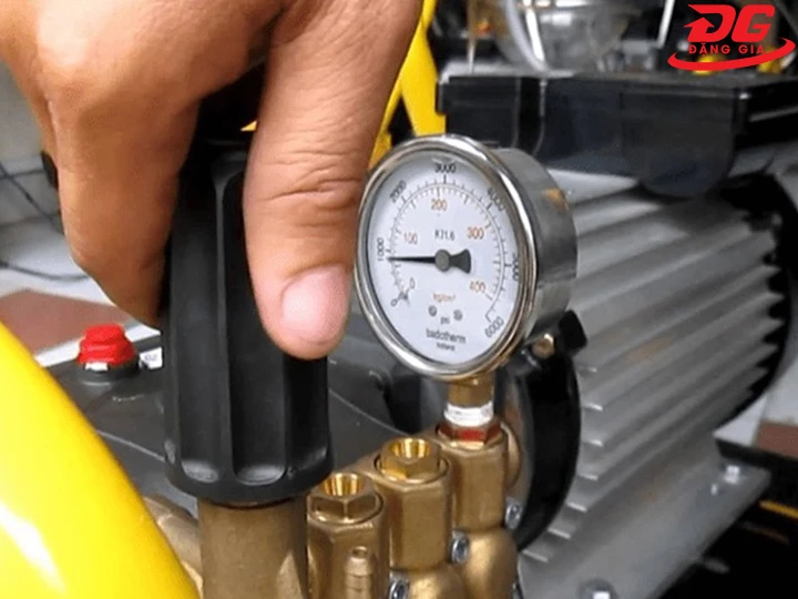núm chỉnh áp suất máy rửa xe bị hỏng