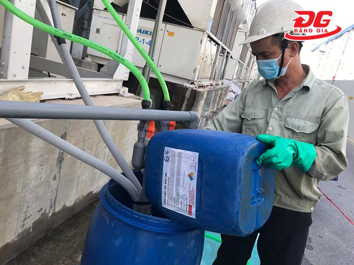pha hóa chất tháp giải nhiệt