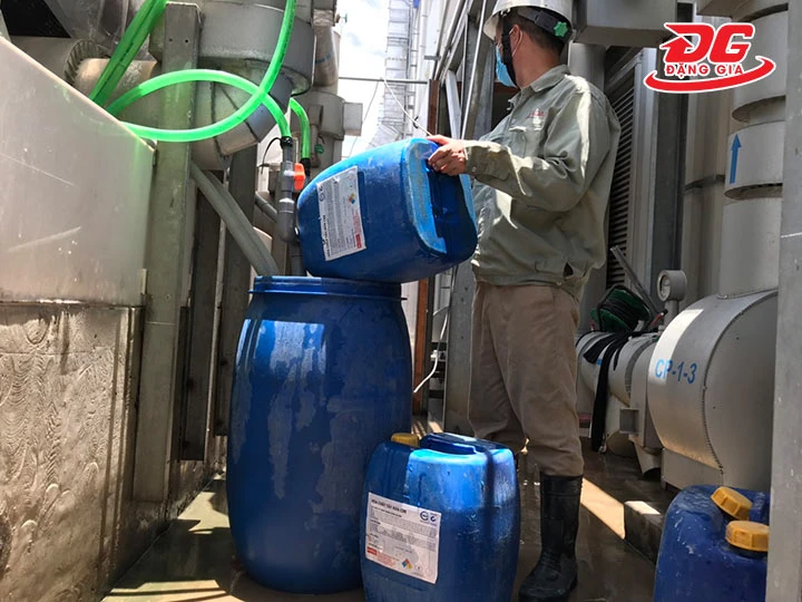 pha hóa chất tháp giải nhiệt