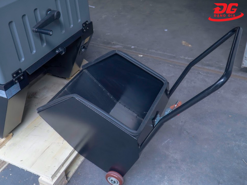 khoang chứa rác xe quét rác ngồi lái