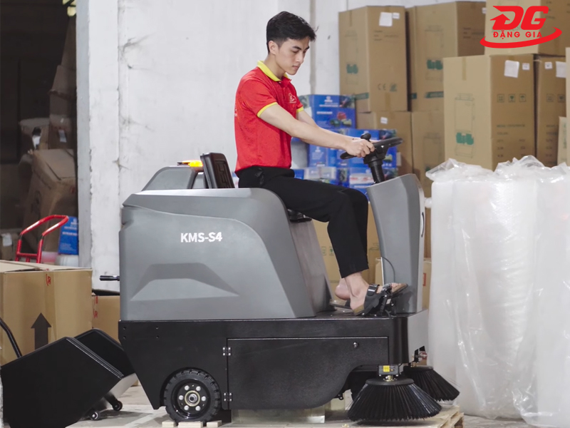 xe quét rác ngồi lái giá rẻ