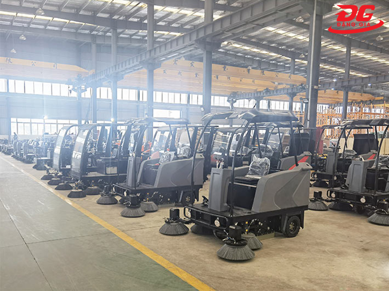 máy quét rác ngồi lái giá rẻ