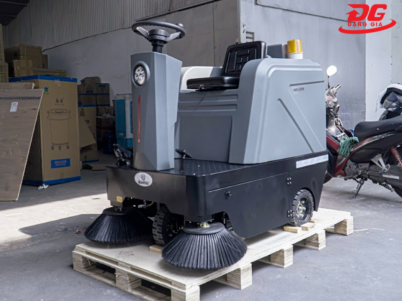 bảo dưỡng xe quét rác ngồi lái