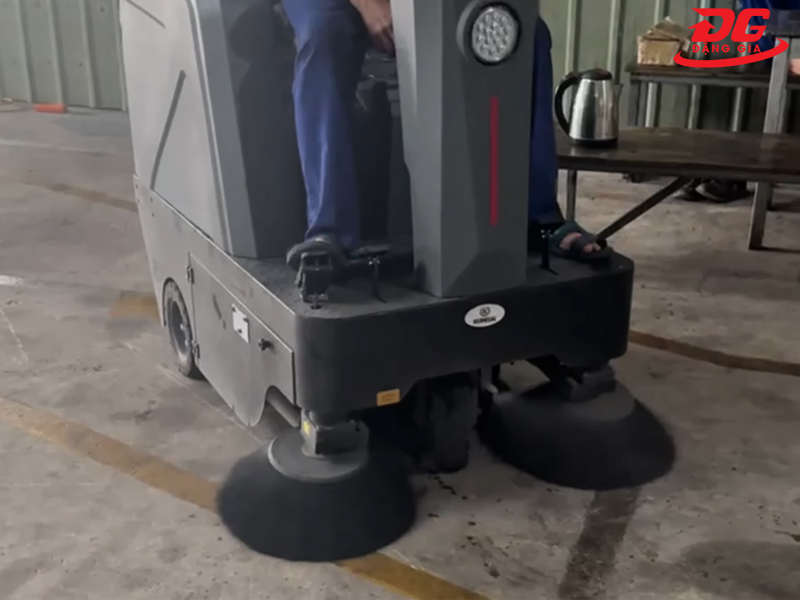 Hai chổi bên xe quét rác ngồi lái