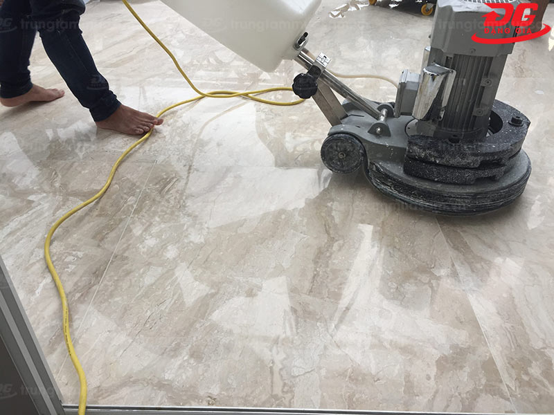 Dùng máy đánh bóng sàn chuyên dụng sẽ mang lại kết quả tốt nhất